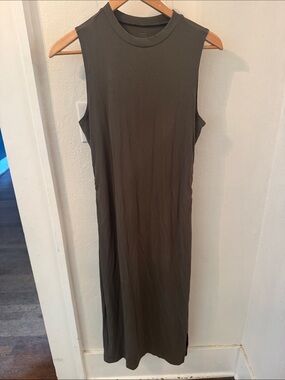 Vuori pose sands Sleeveless Midi Dress in Olive